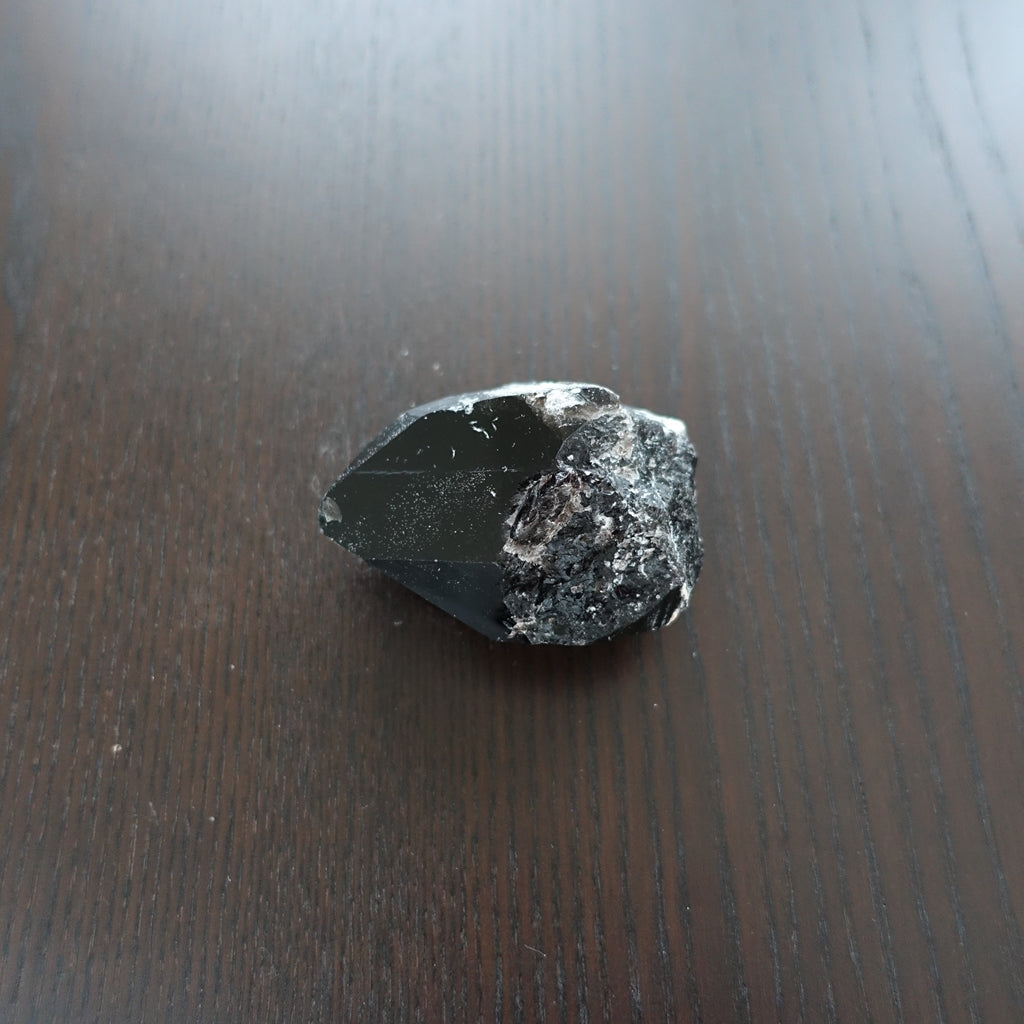 モリオン(黒水晶)原石ポイント 175g/77mm《漆黒の美しさ》チベット産