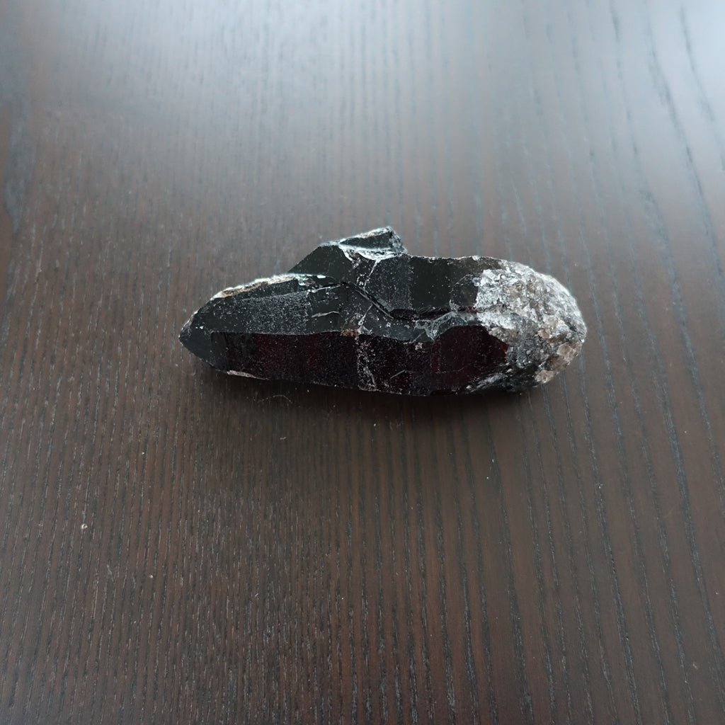 モリオン(黒水晶)原石ポイント207g/111mm《漆黒の美しさ》チベット産